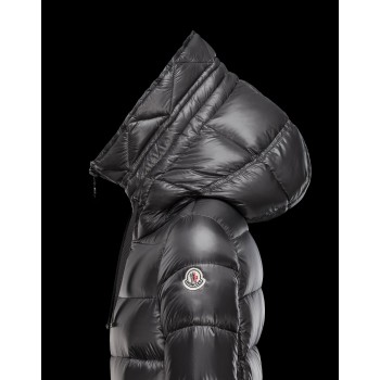 Moncler επωνυμα ρουχα